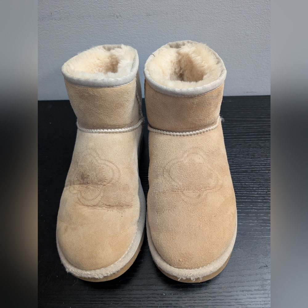 UGG Australia  Shearing Style Boots Womens Size 6 Tan
